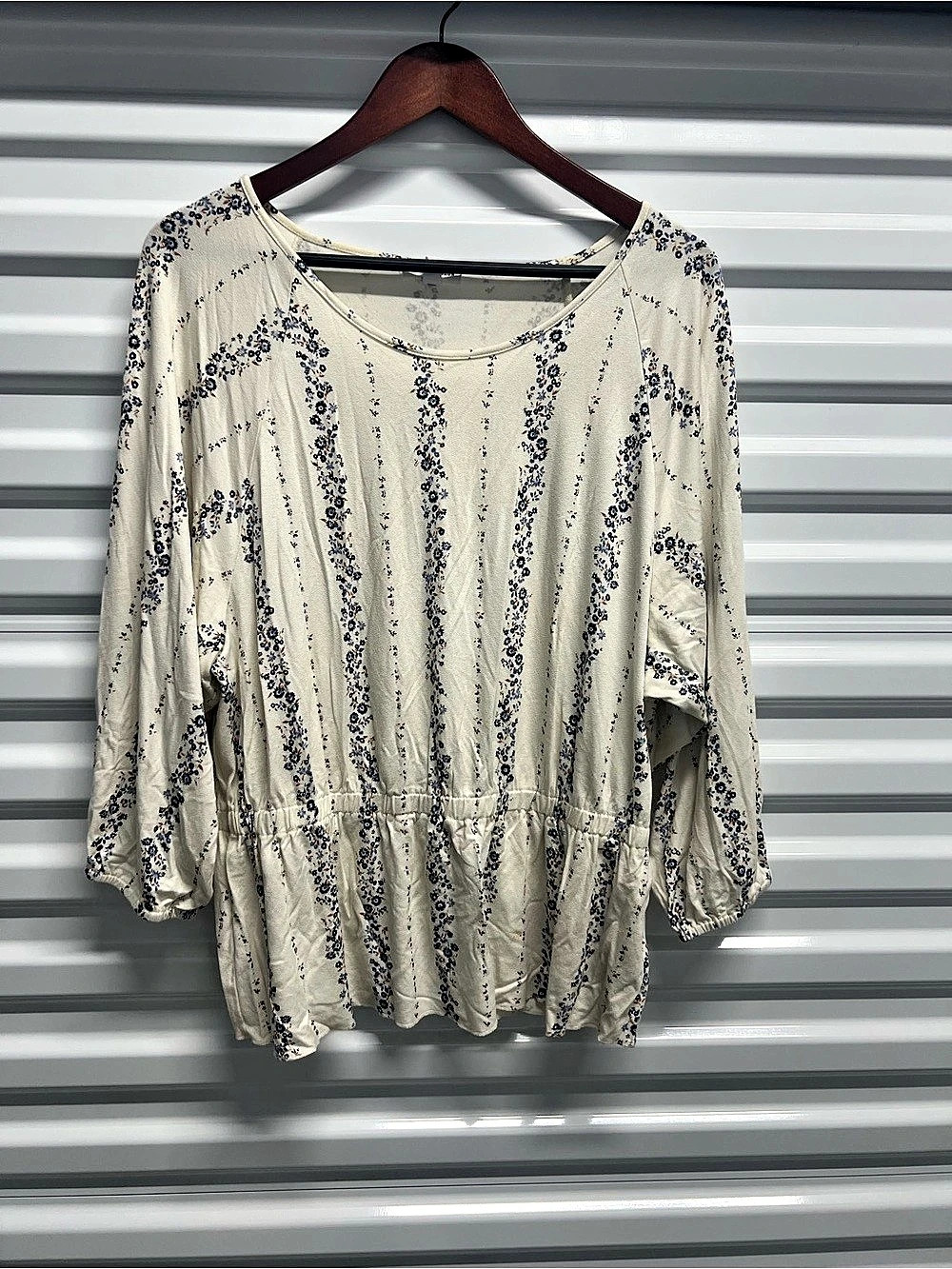 eyeshadow Floral Peplum Blouse in White & Blue Large